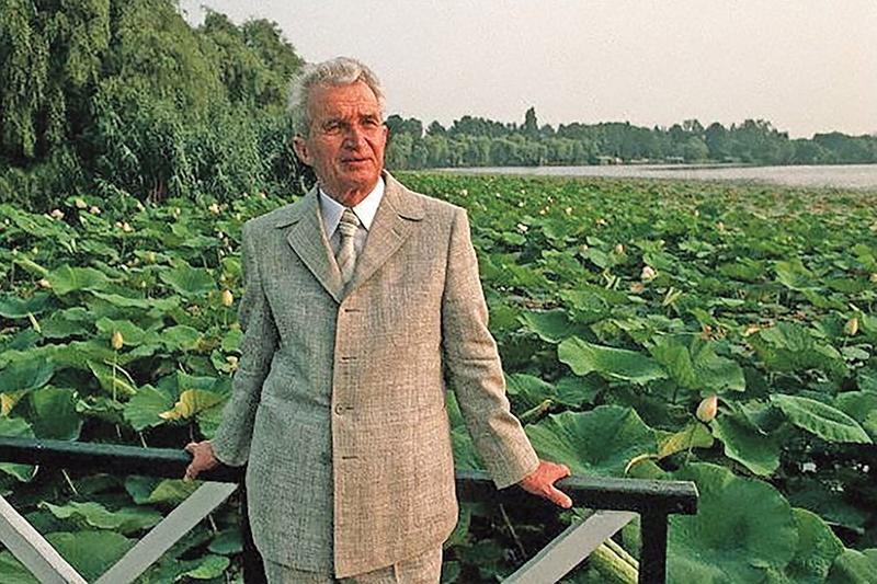 Revoltător – Industria frumuseții din Occident în brațele lui Ceaușescu