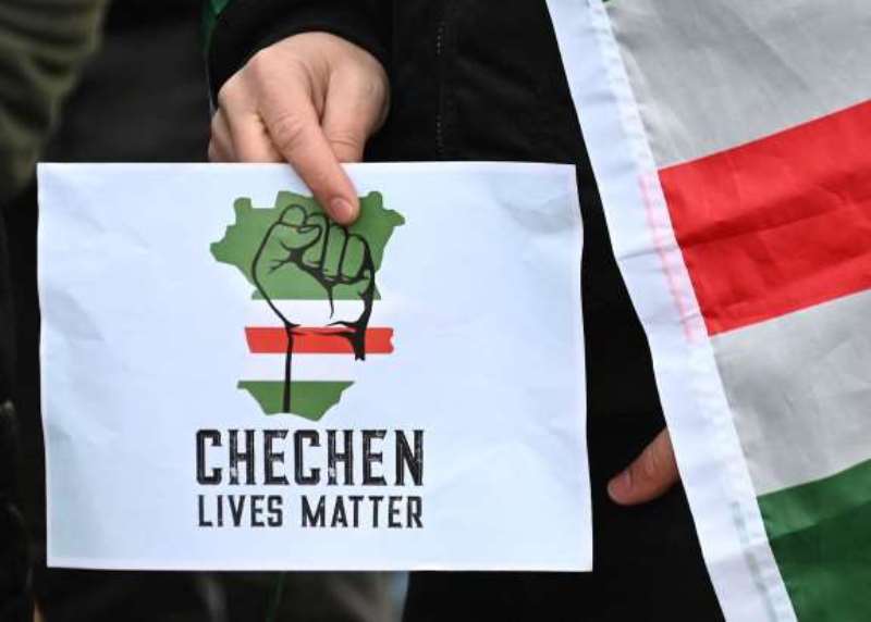 Peste 300 de ceceni au protestat în fața Consiliului Europei împotriva arestărilor arbitrare din țara lor