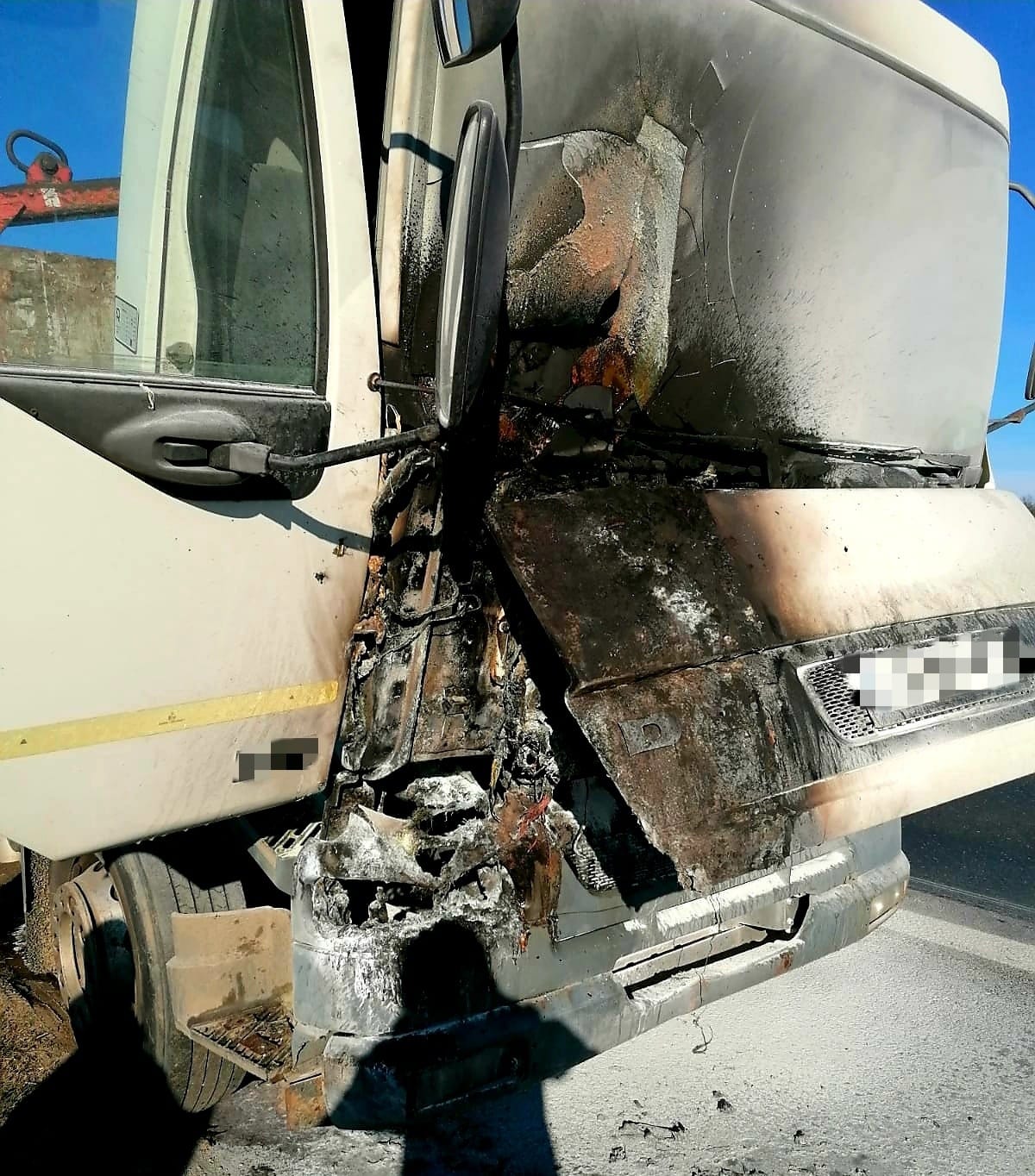 Intervenție pe autostradă: un TIR a luat foc la kilomettrul 15 al Autostrăzii 1