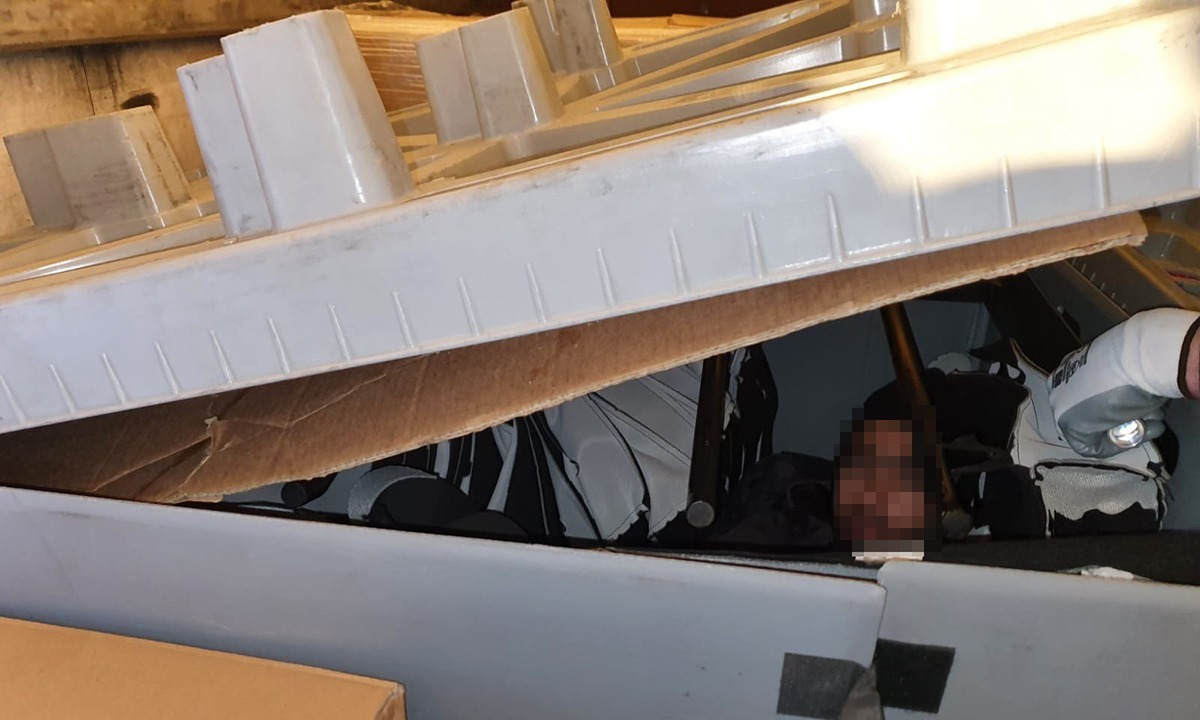Un tânăr libian încerca să ajungă în Germania ascuns într-o cutie. Călătoria i-a fost întreruptă la Vama Giurgiu