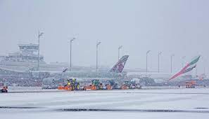 Istanbul Airport a fost închis. Un acoperiș de la terminalul cargo s-a prăbușit din cauza zăpezii abundente VIDEO