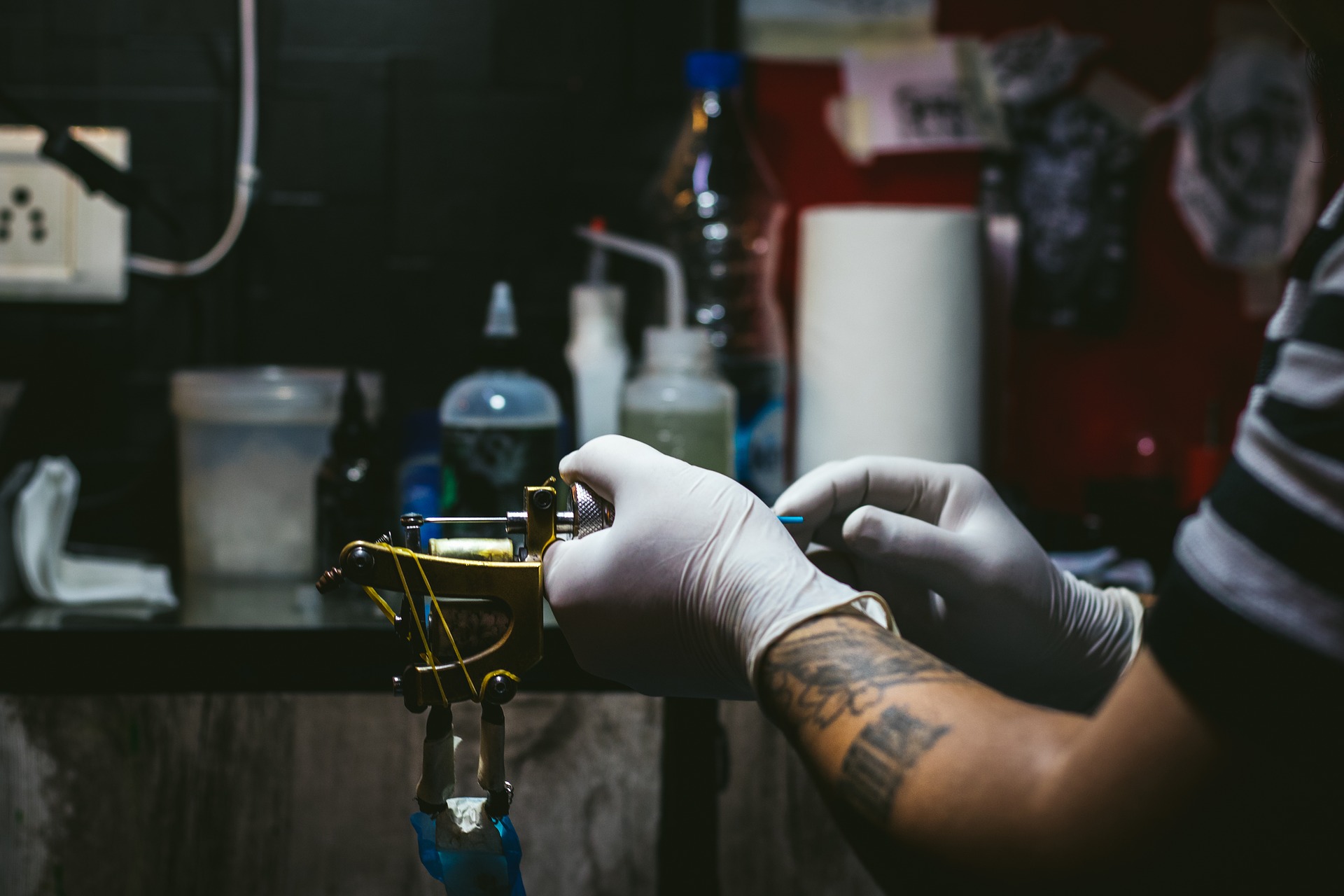 Tatuatorii se tem pentru afacerea lor din cauza unei noi reglementări UE și a restricțiilor din perioada pandemiei