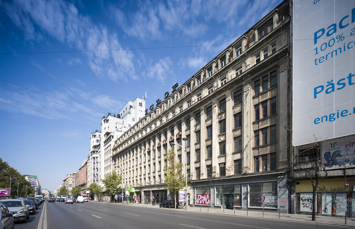 Se caută proprietari pentru clădiri emblematice ale Capitalei: Garajul Ciclop și Cinema Scala, de vânzare