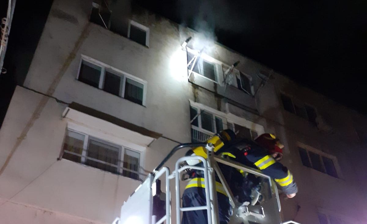 Intervenție la înălțime: un bărbat din Giurgiu a fost salvat de pompieri de pe acoperișul unui bloc – Video