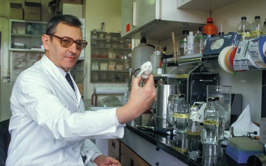 Academia Franceză de Științe: A decedat biologul Francois Gros, co-autor al descoperirii ARN mesager