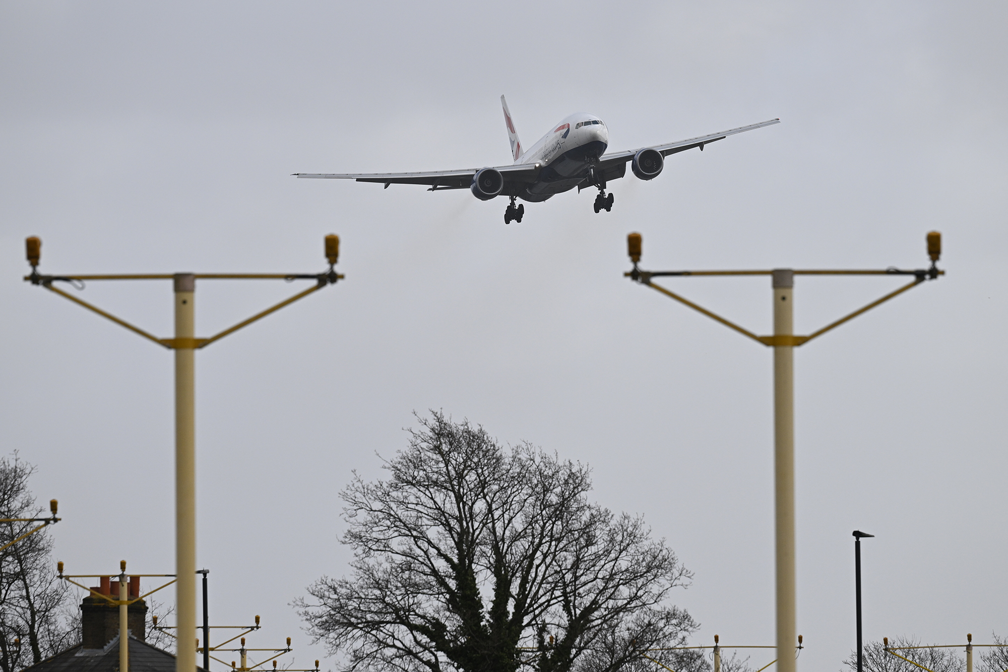 Omenirea vrea andrenalină:  Aterizările avioanelor pe Heathrow, în timpul furtunii, record de audiență (VIDEO)