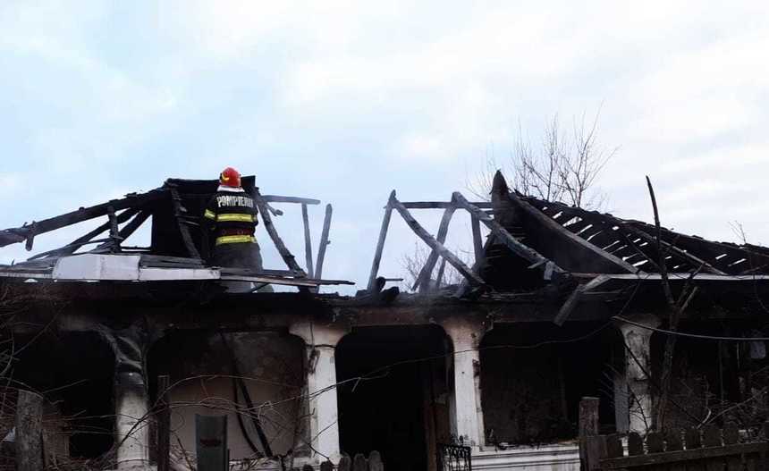 Olt: Două persoane, mamă şi fiu, au murit după ce casa le-a luat foc