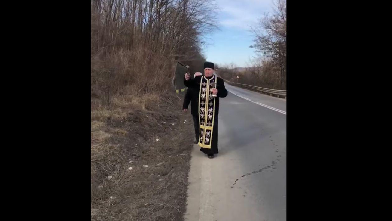 Un preot din Bacău a sfințit „curba morții”. În acest loc se produc frecvent accidente rutiere VIDEO