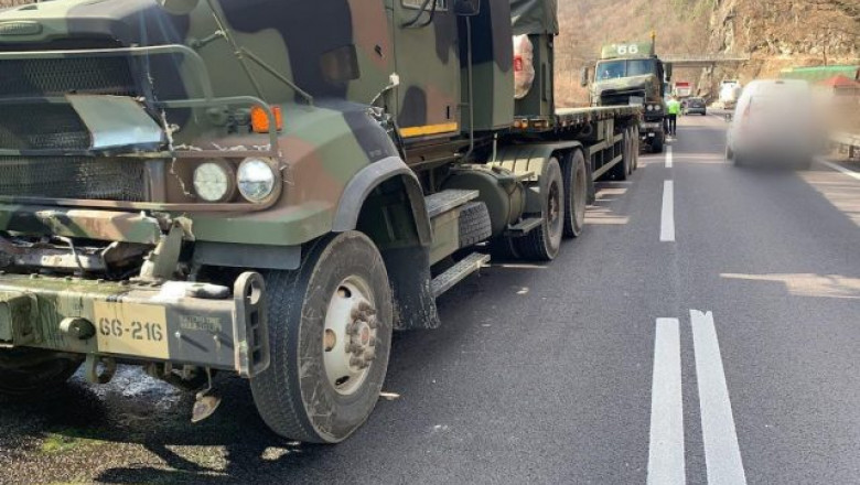 Trei autovehicule militare NATO au fost implicate într-un accident pe Valea Oltului