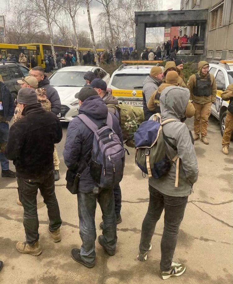 Războiul din Ucraina: Voluntarii primesc arme, să apere Kievul. Armata aduce echipamente grele, să apere Capitala