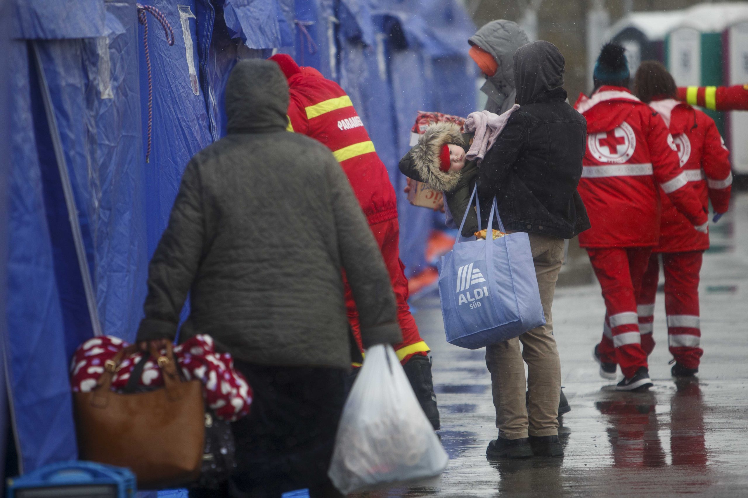 Coridoare umanitare deschise în mai multe orașe din Ucraina pentru evacuarea civililor