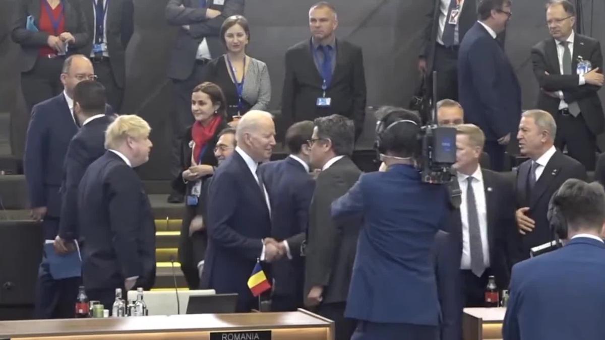 Boris Johnson, vedetă fără voie la Summit-ul NATO. Macron și Biden l-au făcut de rușine