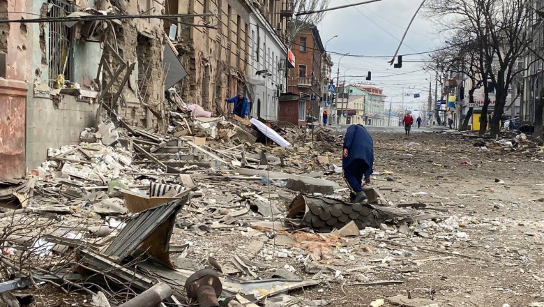 Ucraina: „Nu știu ca vreo clădire să fi rămas întreagă”, spune o femeie din Mariupol