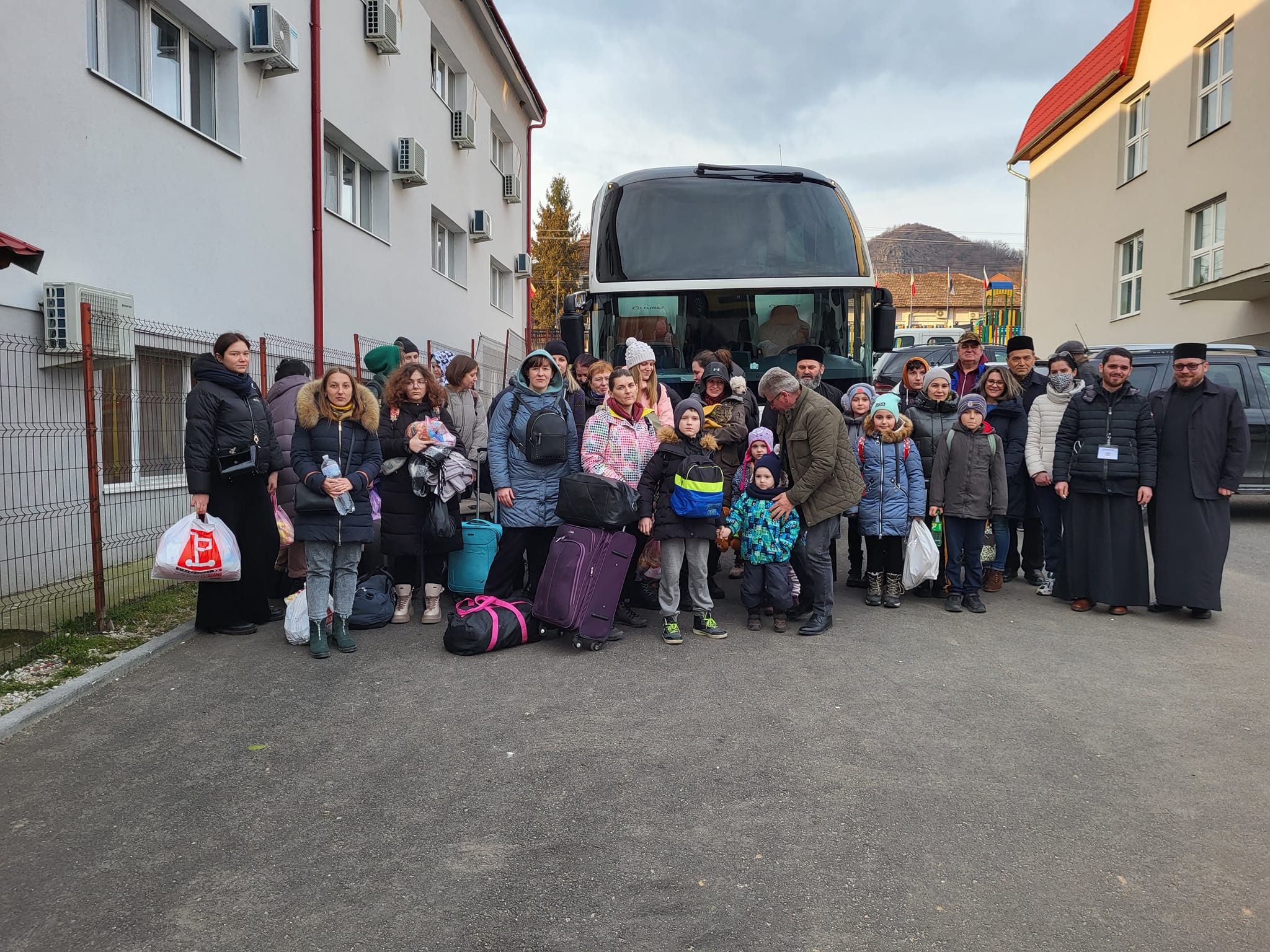 Autocar cu refugiaţi, blocat la intrarea în Ungaria. 3 copii nu au paşaport biometric și o femeie a murit