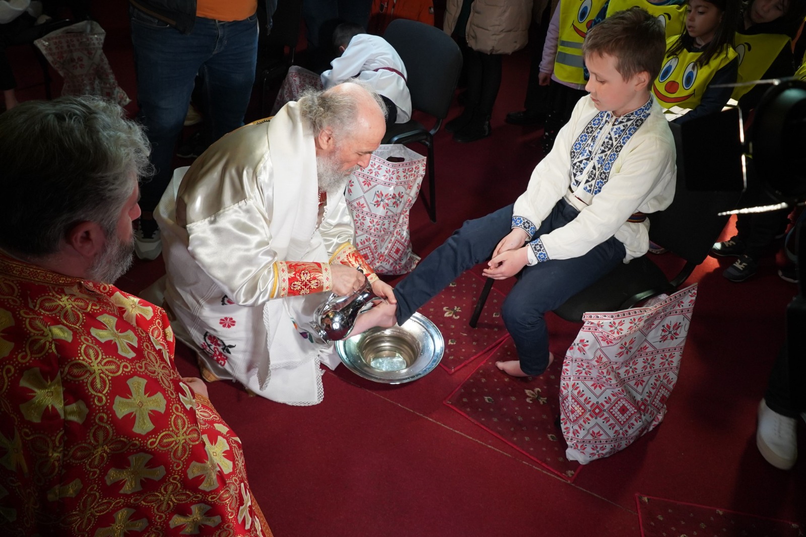 În Joia Mare, arhiepiscopul Dunării de Jos a spălat picioarele a 12 copii