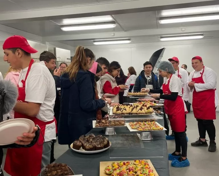 Elevii Bakery School au început practica la Carrefour România: Ce învață și ce oportunități au