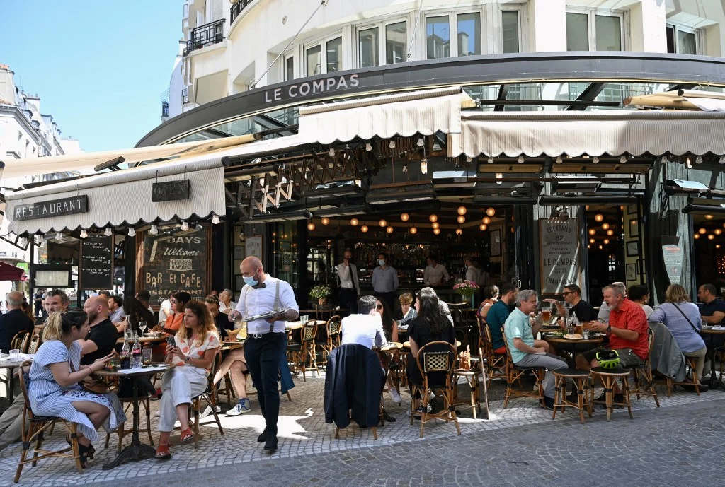 „Dereglări climatice” în Franța: Ce pățesc barurile, cafenelele și restaurantele