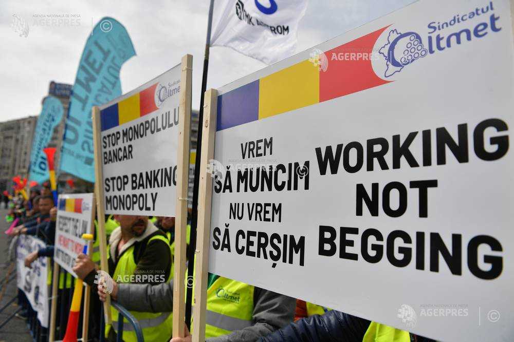 Sute de angajați ai TMK Artrom din Reşiţa şi Slatina protestează în fața Guvernului