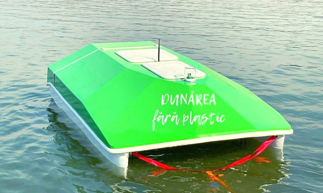Studenții din Galați au construit catamaranul „Green Cat”, care colectează peturile de pe Dunăre