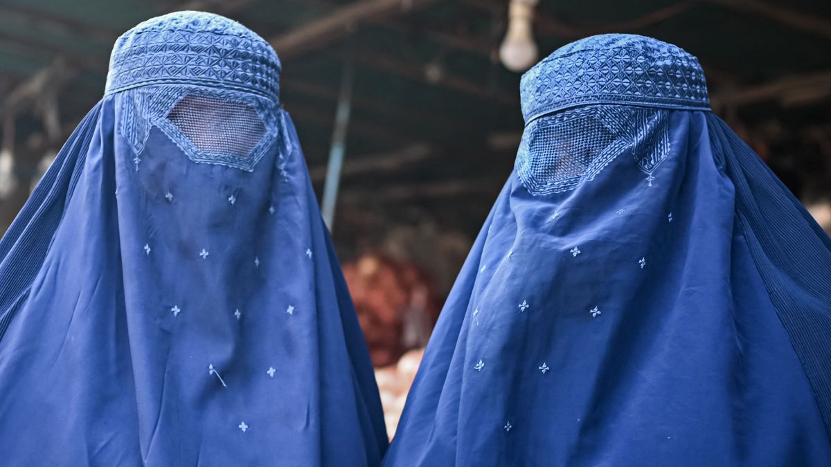 Femeile afgane obligate să se acopere din cap până în picioare, în public