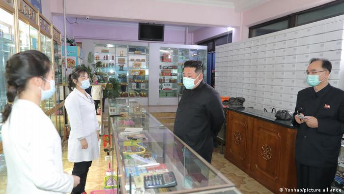 Kim Jong Un distribuie medicamentele de Covid cu militarii înarmați