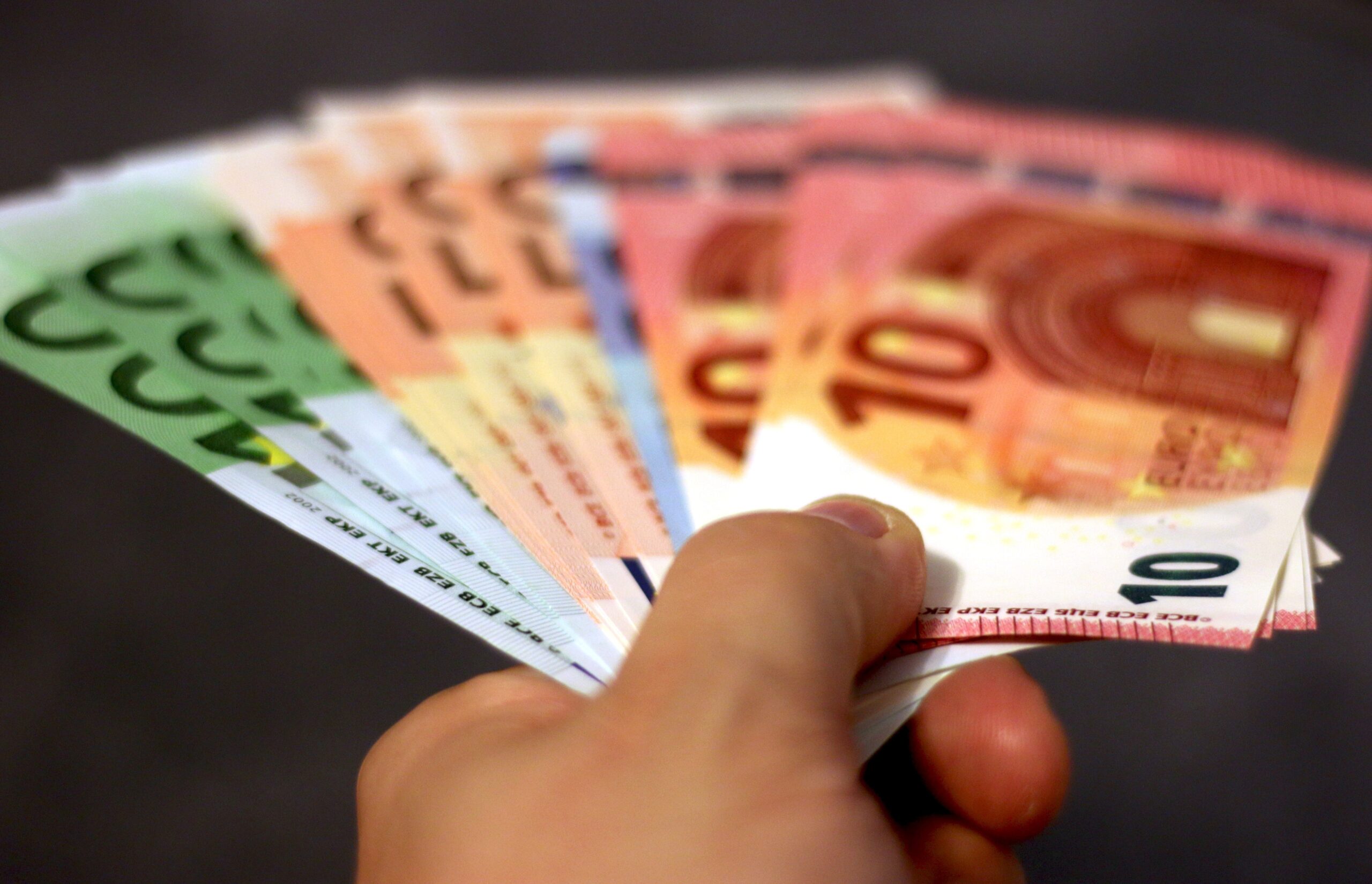 Cum a rămas o româncă fără 22.000 de euro din cauza unui bărbat întâlnit pe internet