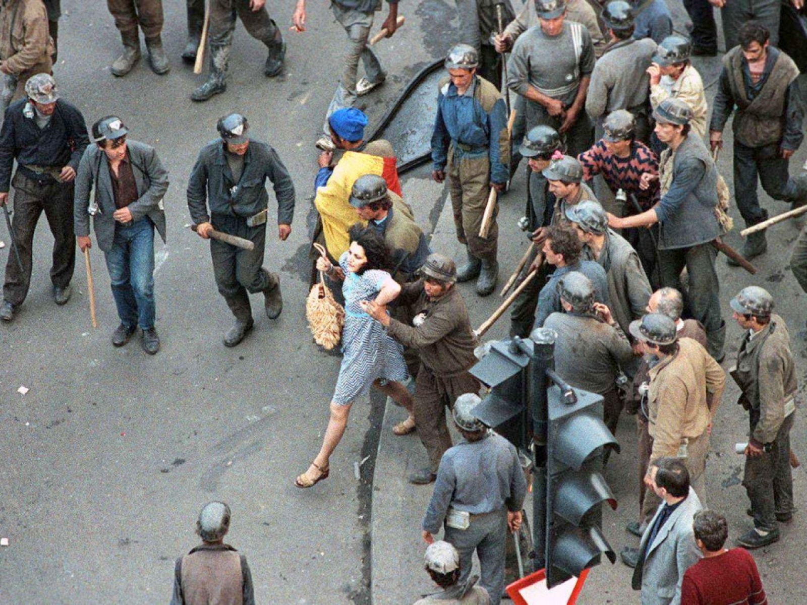 Rechizitoriul „Mineriadei”. Pe 13 iunie 1990, sute de muncitori din Galați au fost transportați de FSN la București ca să se alăture minerilor