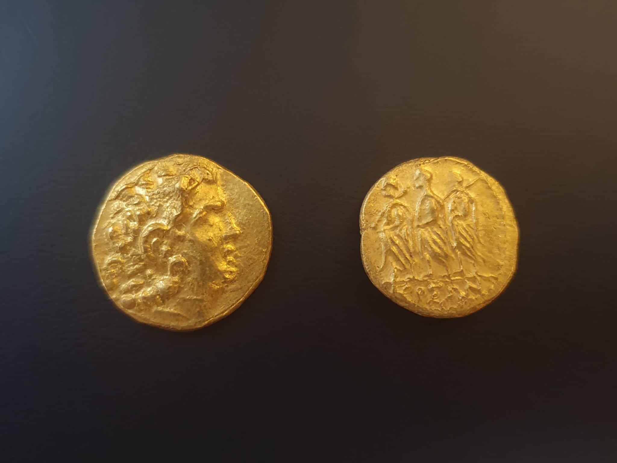 Două monede antice de aur, recuperate în Marea Britanie, se vor întoarce în România