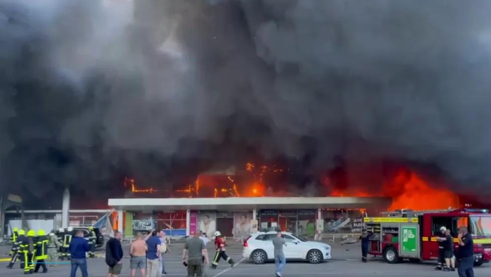 Rușii au atacat cu rachete un mall ucrainean în care erau peste 1.000 de persoane (video)