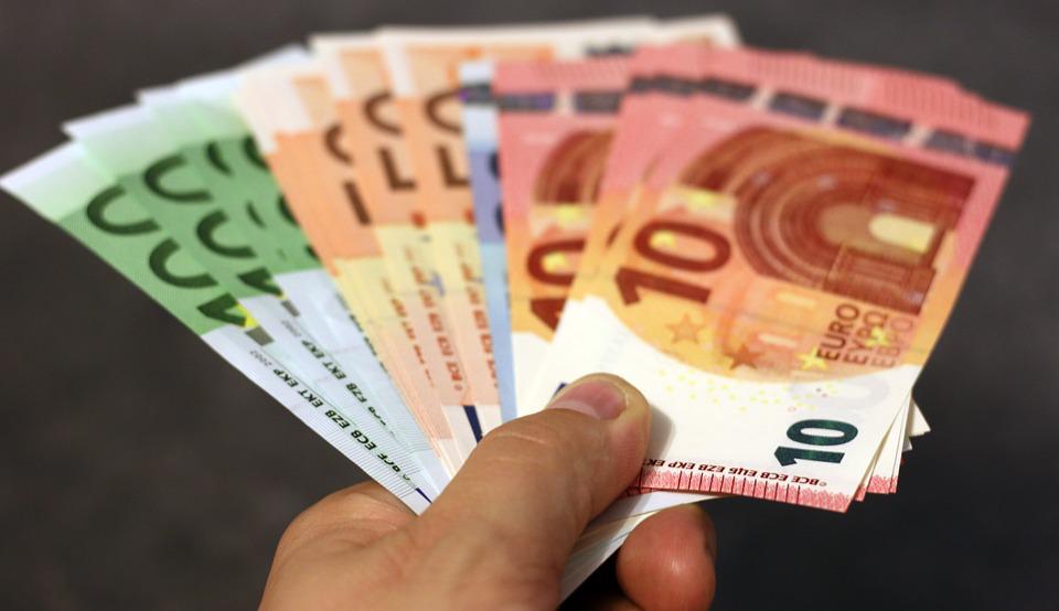 Ce sumă trebuie să achiți lunar pentru un credit de 100.000 euro