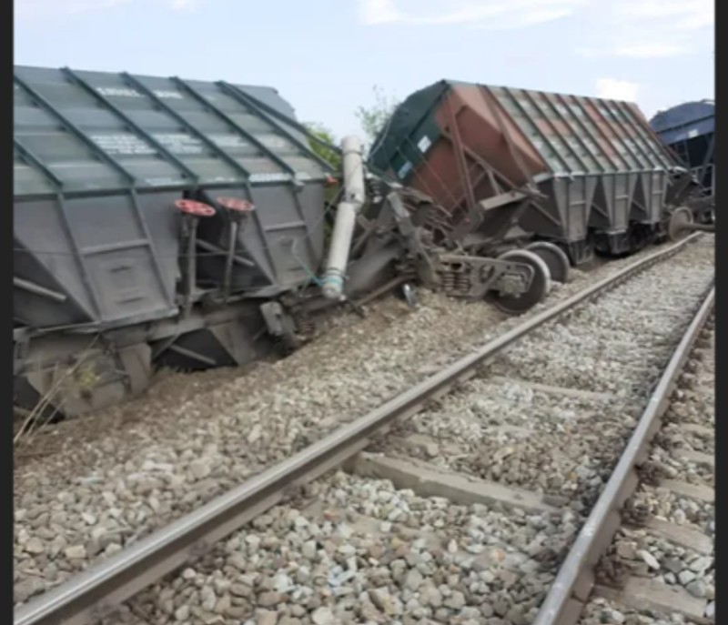 Tren deraiat la Podu Iloaiei (Iași), mai multe vagoane au căzut de pe șină