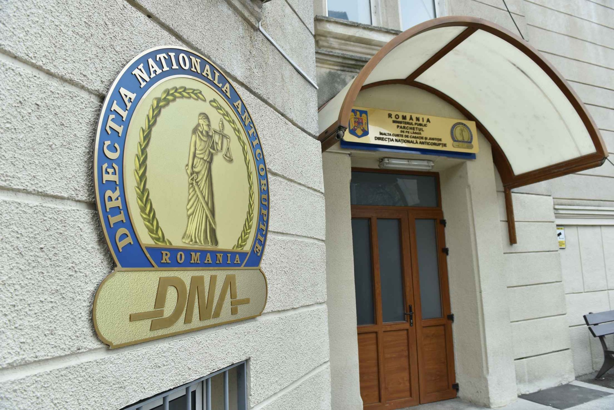 Doi notari din București, reținuți de DNA pentru că eliberau ilegal certificate de moștenitor