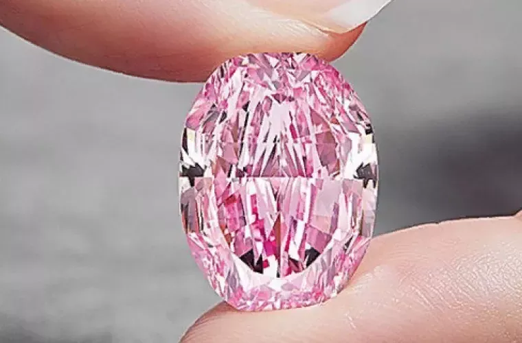 Un diamant roz cu o puritate excepţională ar putea fi vândut la licitaţie cu peste 21 de milioane de dolari
