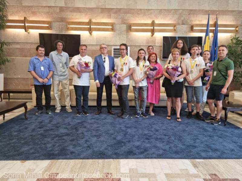 Patru premii pentru lotul României la Olimpiada de Informatică a Europei Centrale şi locul I pe echipe