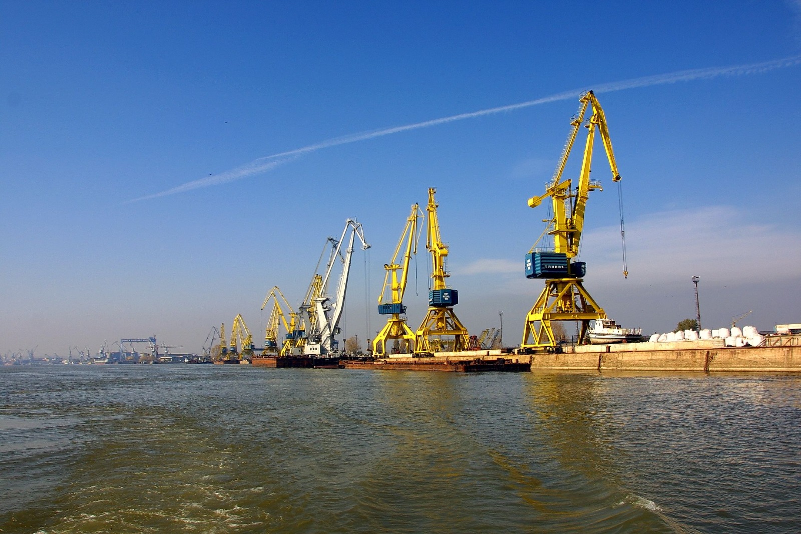 Războiul din Ucraina a scăzut cu 26% volumul de mărfuri care tranzitează porturile de la Dunăre