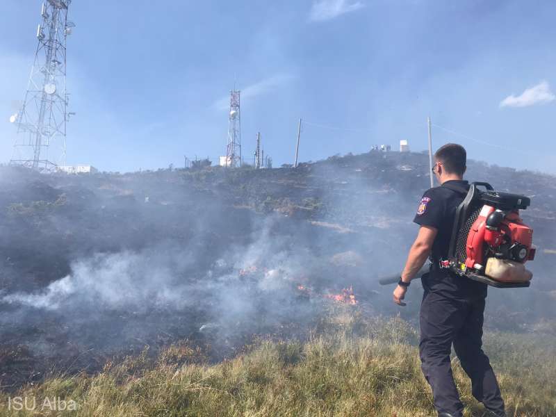 Alba: Incendiu de vegetaţie pe Muntele Găina
