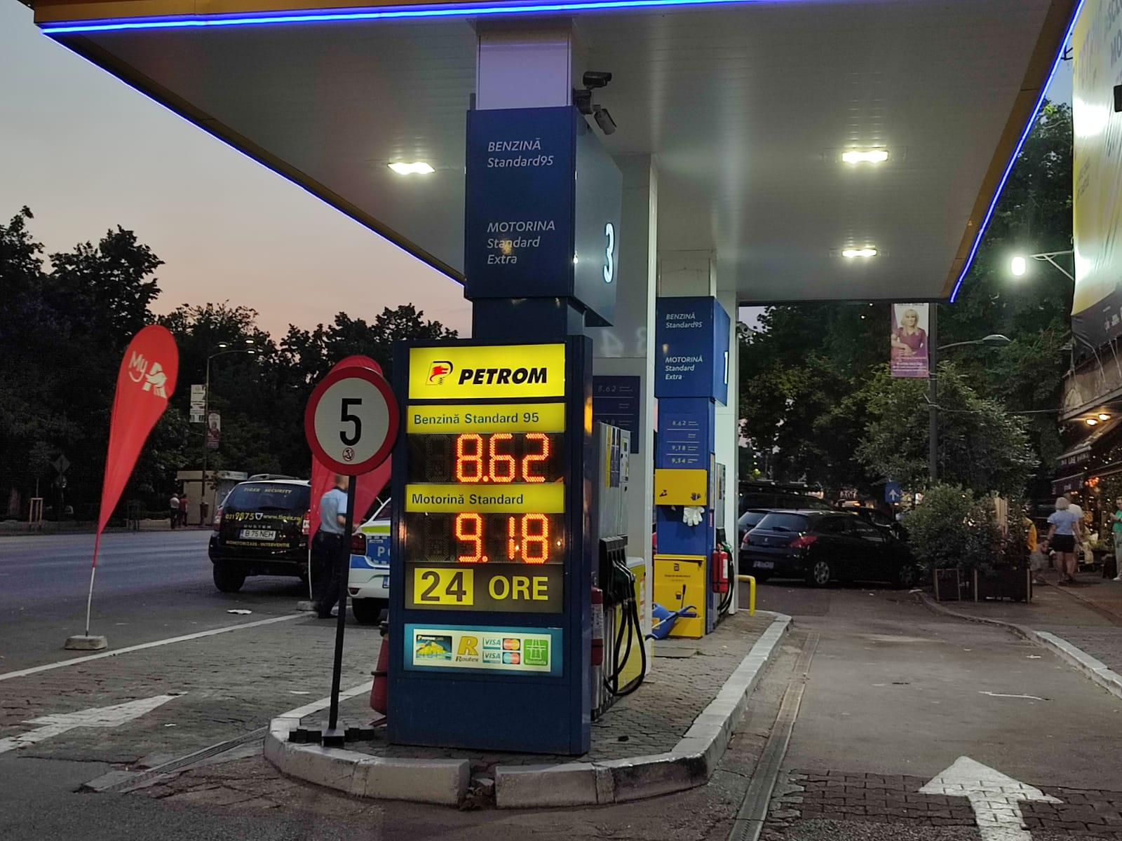 Guvernul promite ieftinire, benzinarii păstrează sus prețurile: O singură rețea acordă reducerea de 50 de bani