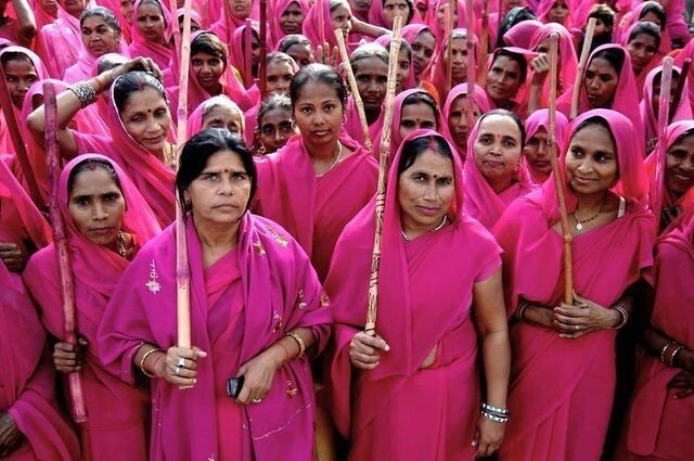 Gulabi Gang – banda femeilor justițiare care fac dreptate cu bastonul