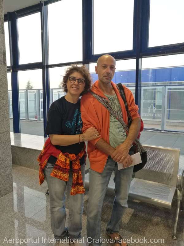 Italienii care au aterizat la Craiova în loc de Cracovia – contactaţi de echipa Aeroportului Craiova; ei descoperă România