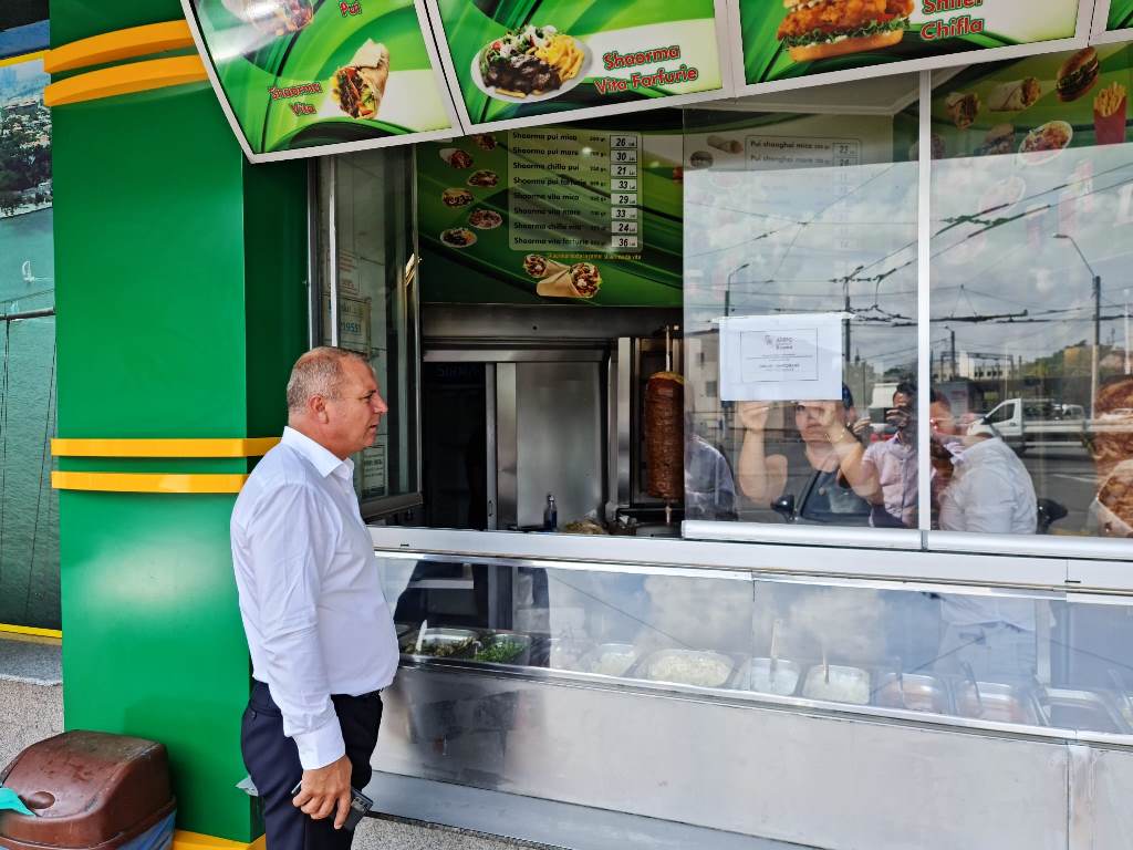 Gândaci și produse expirate găsite de ANPC într-un fast-food din București