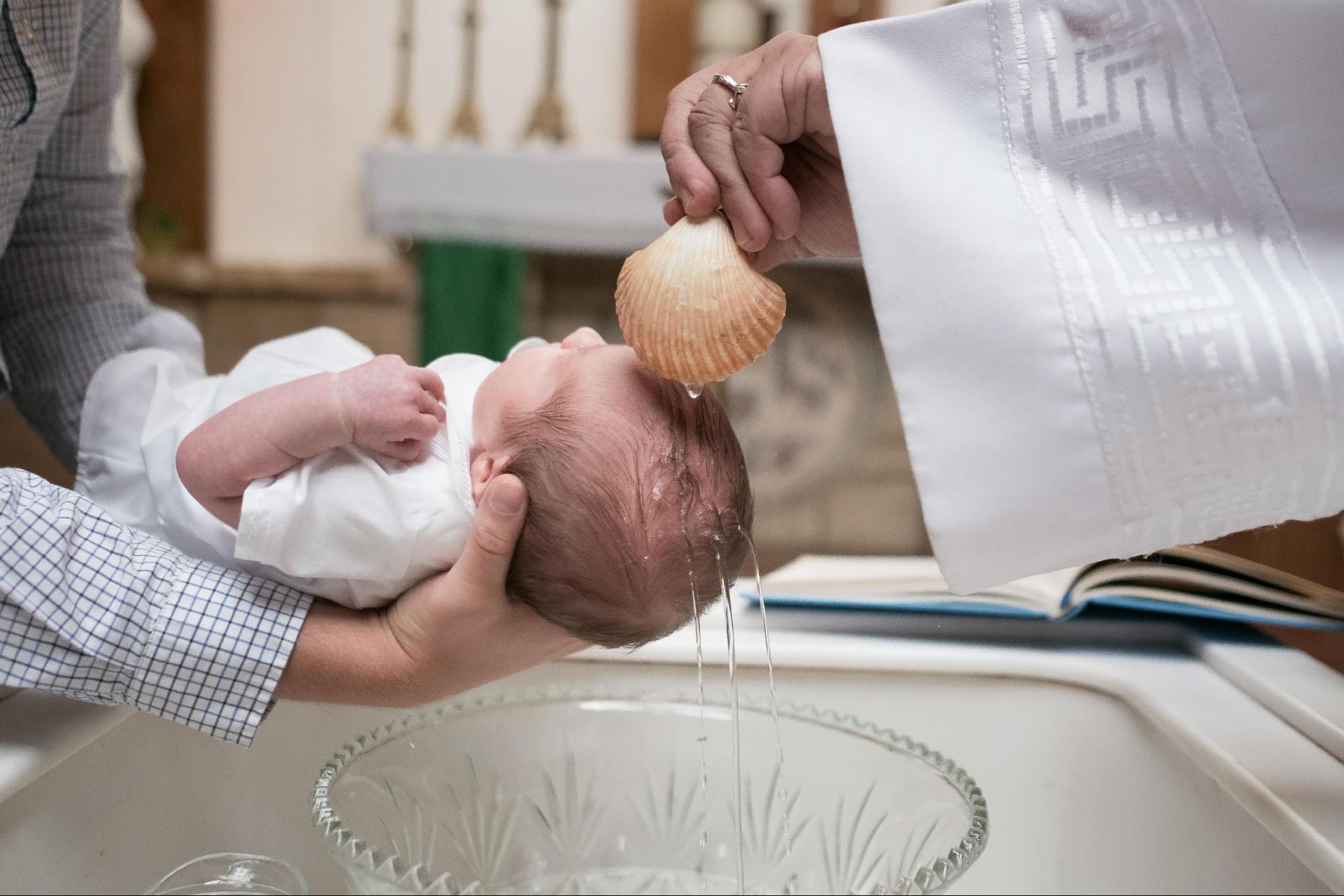Botezul, între importanţa spirituală şi tradiţii