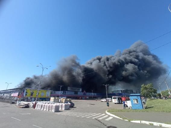 Centrul comercial incendiat în Donețk. Mai multe zone din Ucraina, bombardate