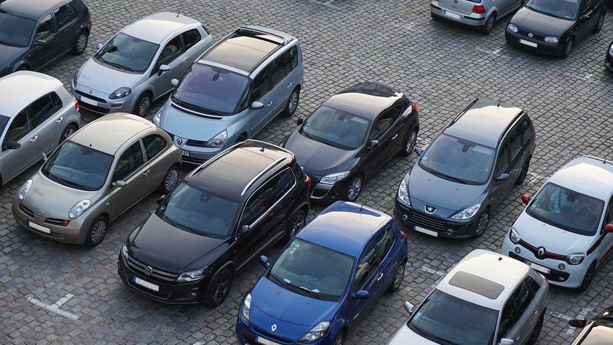 Instituțiile din București nu vor mai beneficia de locuri gratuite de parcare