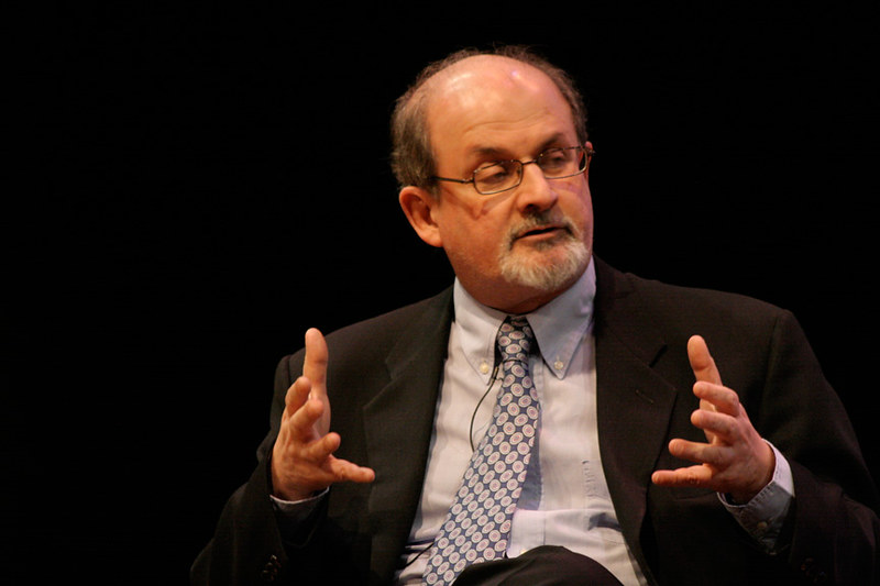 Înjunghiat în luna august, Salman Rushdie, autorul ”Versetelor satanice”, nu mai poate folosi o mână și nu mai vede cu un ochi