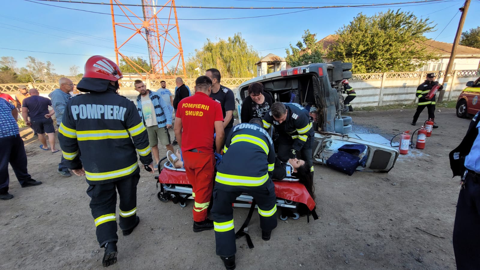 Accident cu 15 victime în localitatea gălățeană Șivița. O cisternă înmatriculată în Republica Moldova a intrat în plin într-un microbuz