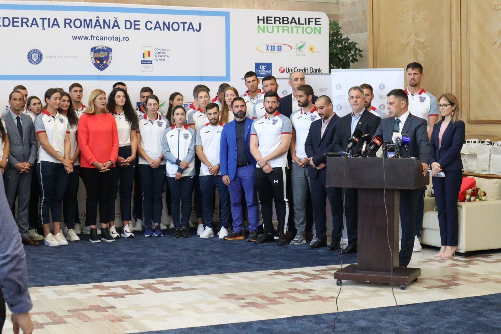 Delegaţia de canotaj a României, primită la salonul oficial de la Aeroportul Henri Coandă: „Campionii au ajuns acasă”