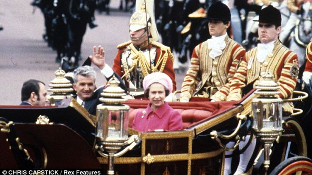 Ceaușescu „la masă” cu Regina Elisabeta a II-a: Prima vizită oficială a unui lider comunist în Marea Britanie (VIDEO)