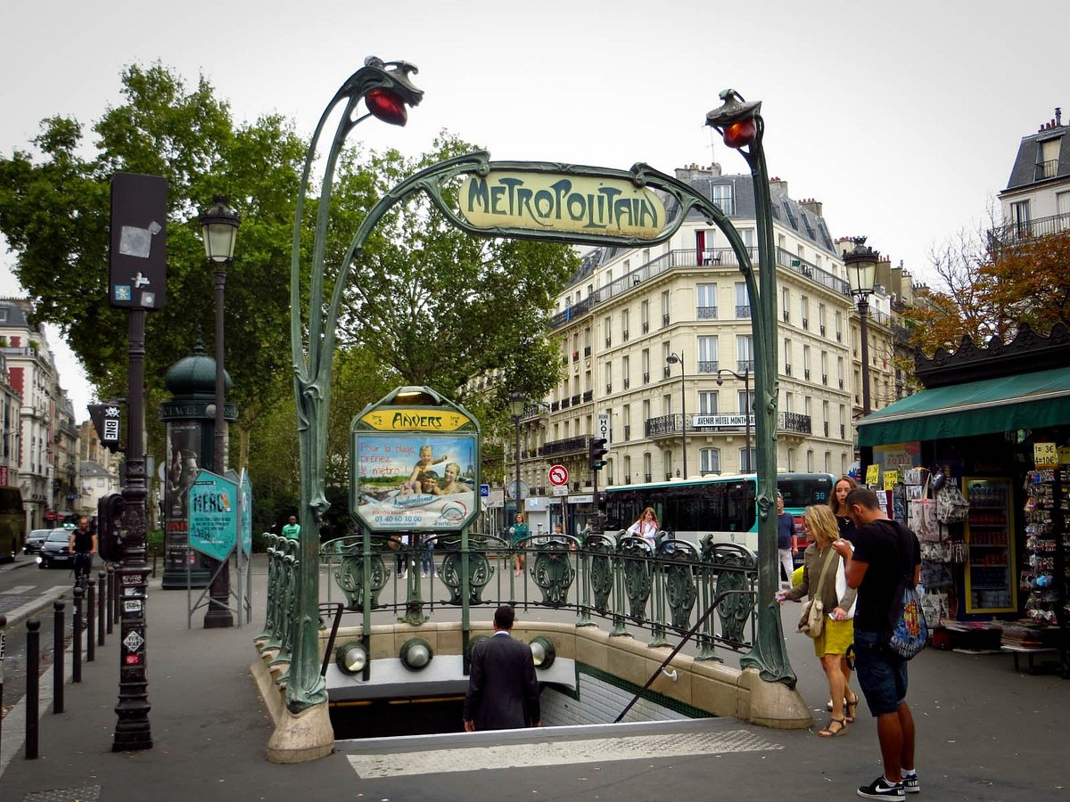 Metroul din Paris:  Omagiu adus Reginei Elisabetei a II-a