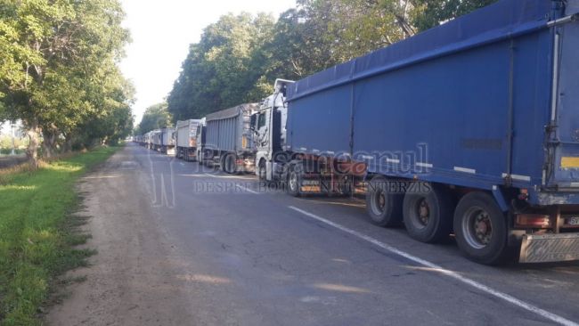 Coadă mare la Vama de la Botoșani. cu zeci de camioane pline cu cereale din Ucraina