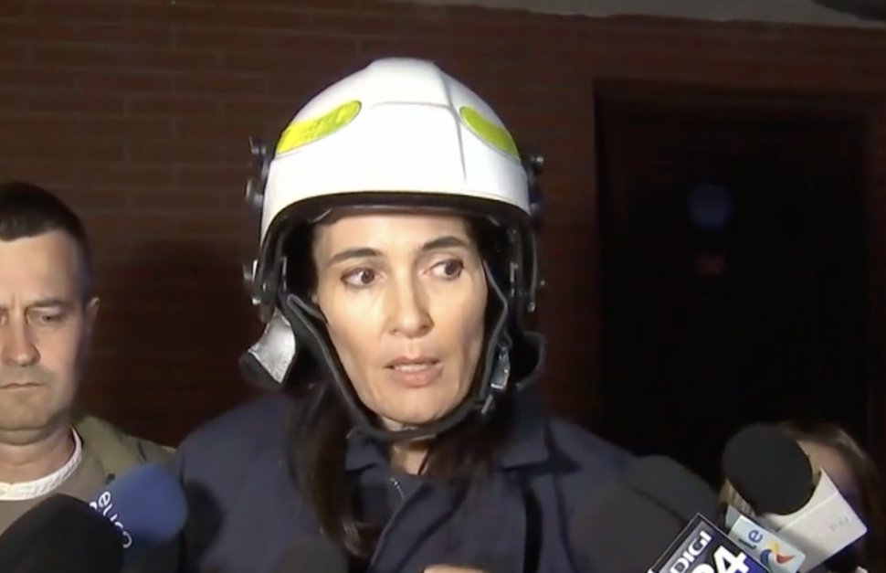 Clotilde Armand îmbrăcată în pompier la incendiul blocului „de fițe”! (VIDEO)